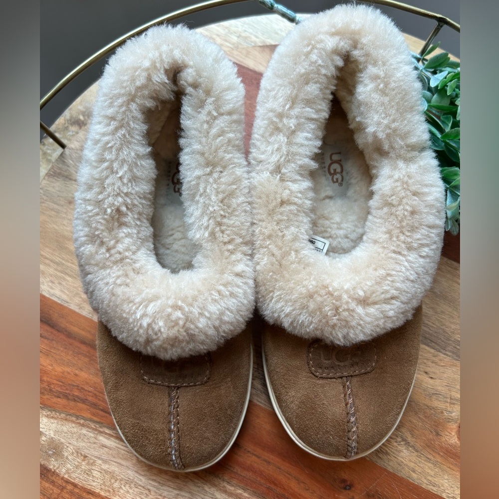 UGG Slippers in great condition.Cozy Tan Shearling Slippers. Size 3. - Picture 3 of 8